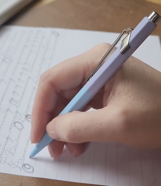 Le stylo tenu pour écrire, vu de côté